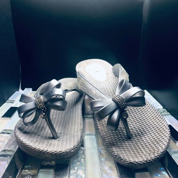 😘 Women’s Silver flip flops w/ bows size 8 1/2 | some wear refer to pics - Picture 6 of 11